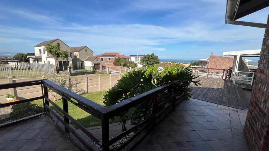 5 Bedroom Property for Sale in Wavecrest Eastern Cape